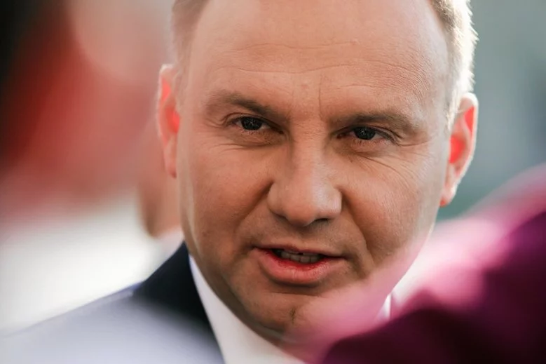 Prezydent Duda miał być podobno wściekły na policjantów, którzy w Oświęcimiu potrącili chłopca na pasie podczas przejazdy kolumny prezydenckiej.