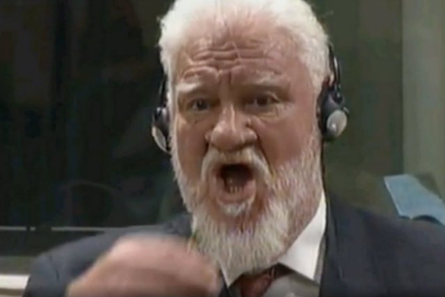 Slobodan Praljak, były chorwacki przywódca, miał wypić truciznę po tym, jak usłyszał wyrok 20 lat więzienia za zbrodnie wojenne w byłej Jugosławii.