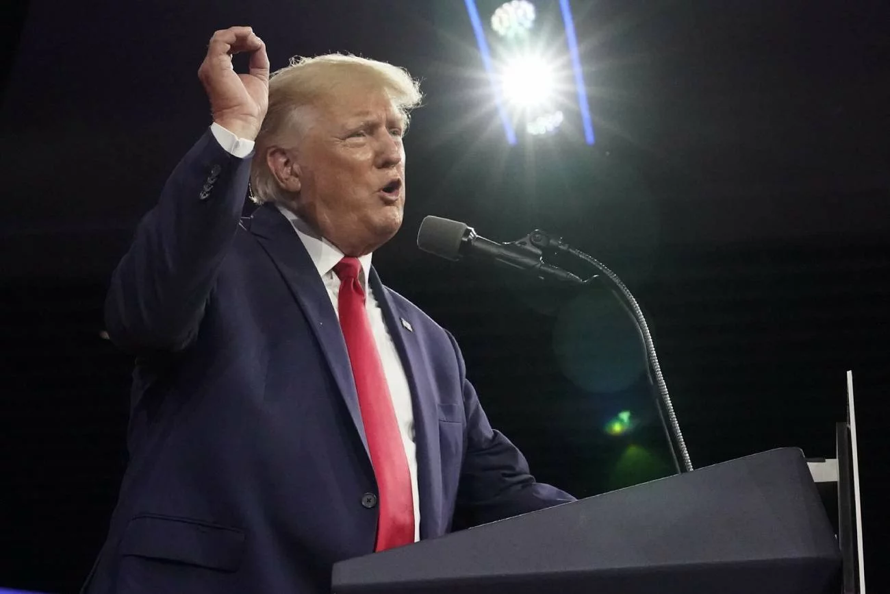Trump: trzeba nakleić chińskie flagi na samoloty i zbombardować Rosję