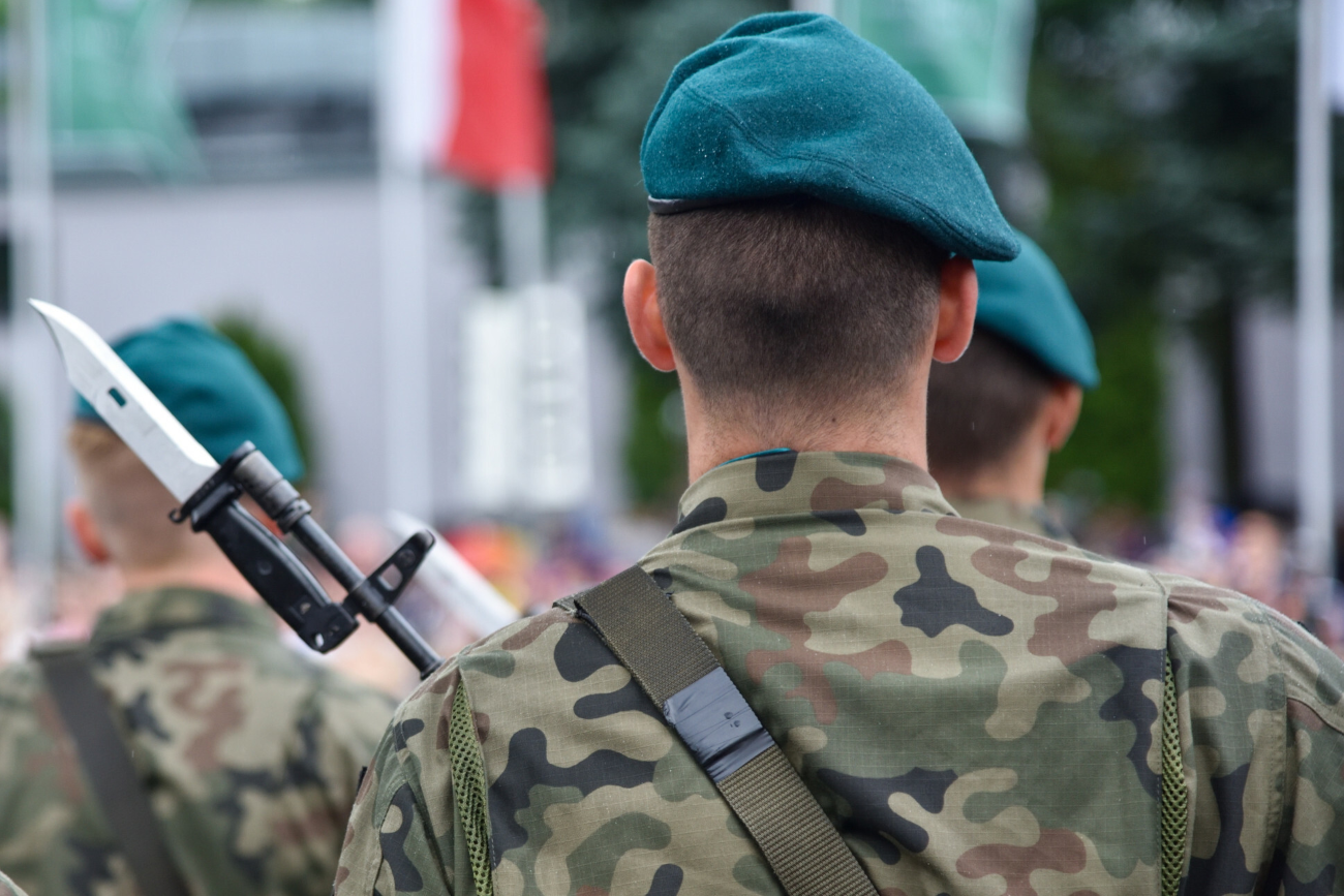 Żołnierz postrzelony na poligonie w Szczecinie. Dwóch mężczyzn usłyszało zarzuty