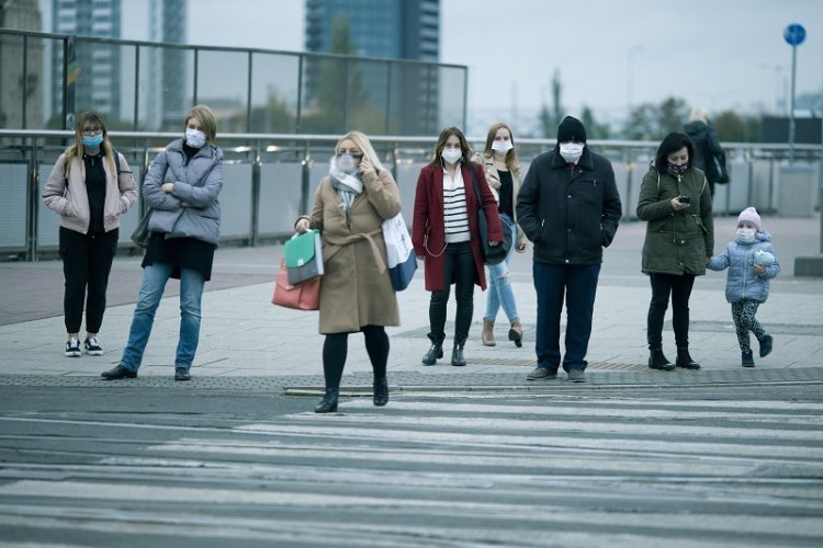 Prawie połowa Polaków nie chce się zaszczepić przeciwko koronawirusowi.