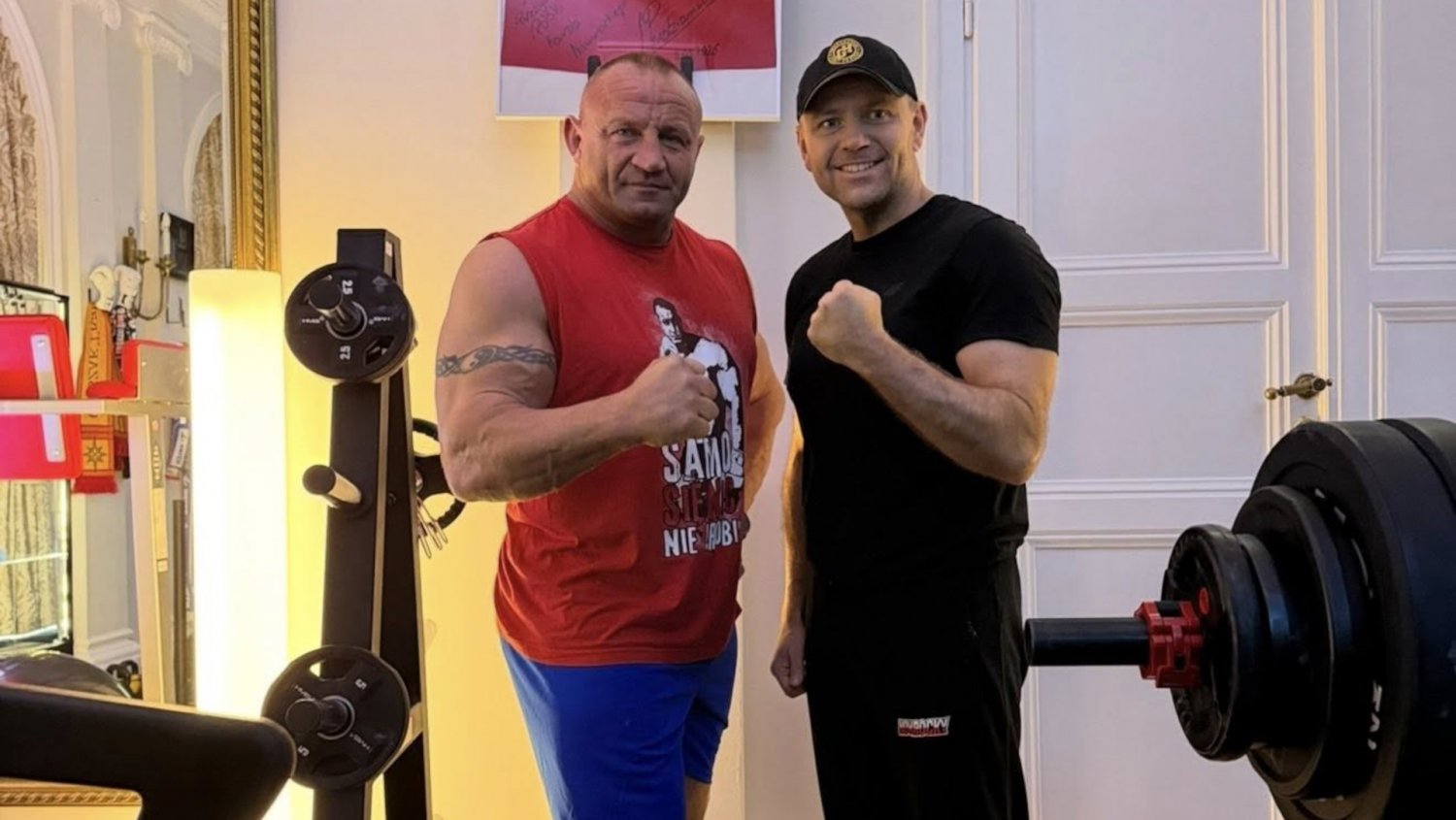 Nawrocki pakował z "Pudzianem". 23 tys. lajków w 3 godziny, ale uwagę skradł szalik