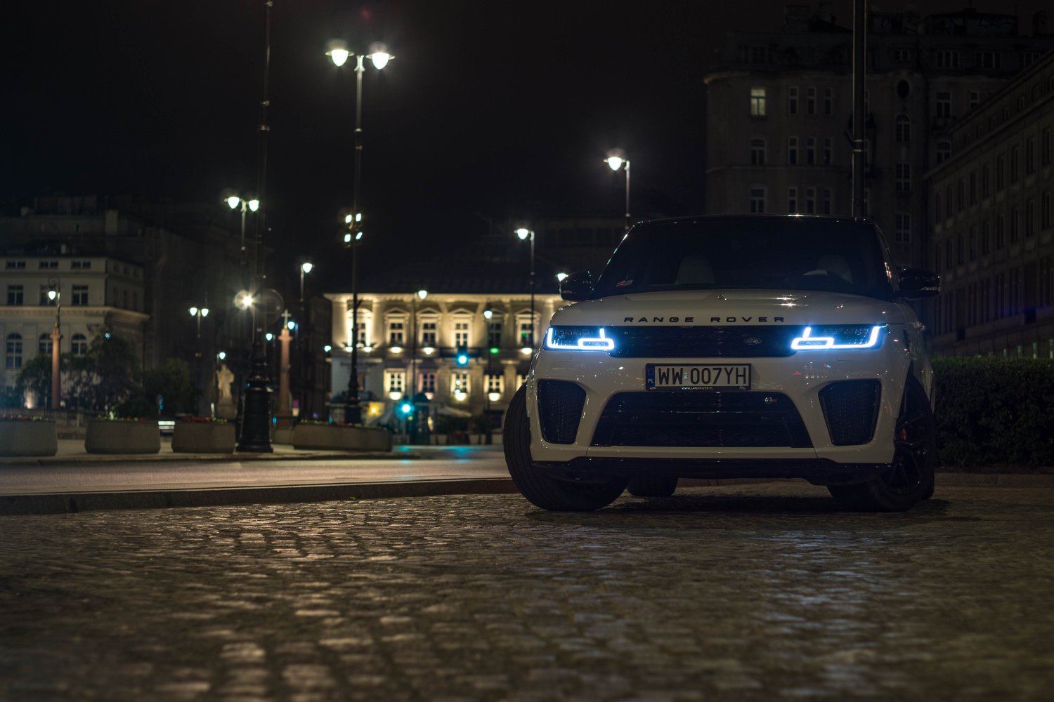 Range Rover Sport SVR to prawdziwy król ulic. I bezdroży. I w nocy. I za dnia.