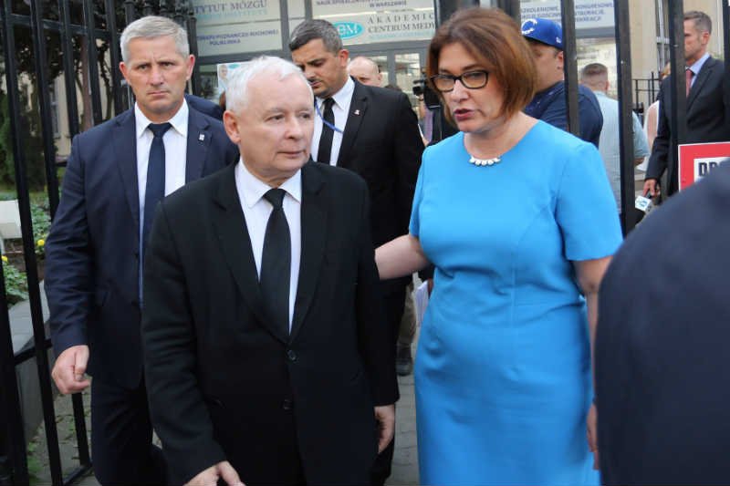 Rzeczniczka PiS Beata Mazurek broni słów Jarosława Kaczyńskiego o aborcji. W niezbyt wyszukany sposób.