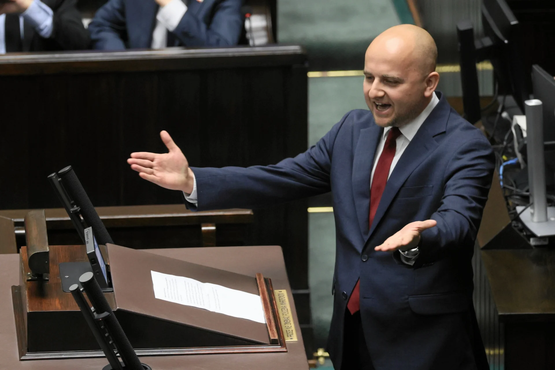 Tusk zażartował z Mateckiego w czasie debaty. Śmiech w Sejmie [WIDEO]