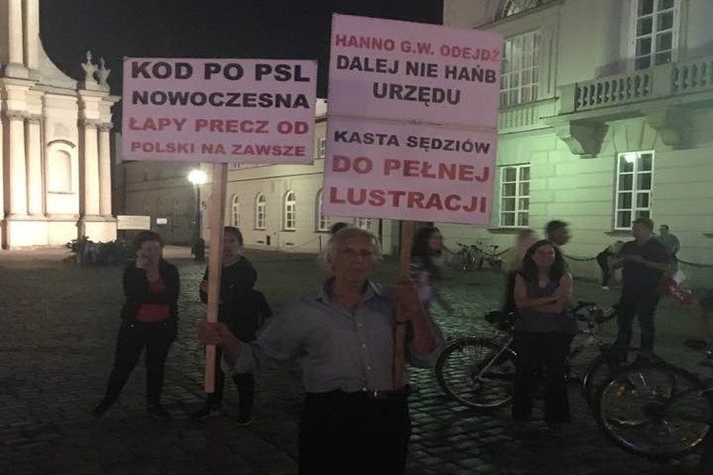 Mało osób chce zamanifestować poparcie dla rządu i PiS-u.