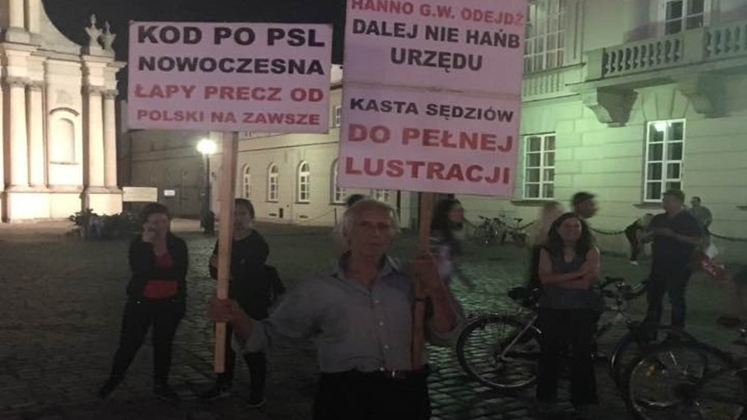 Mało osób chce zamanifestować poparcie dla rządu i PiS-u.