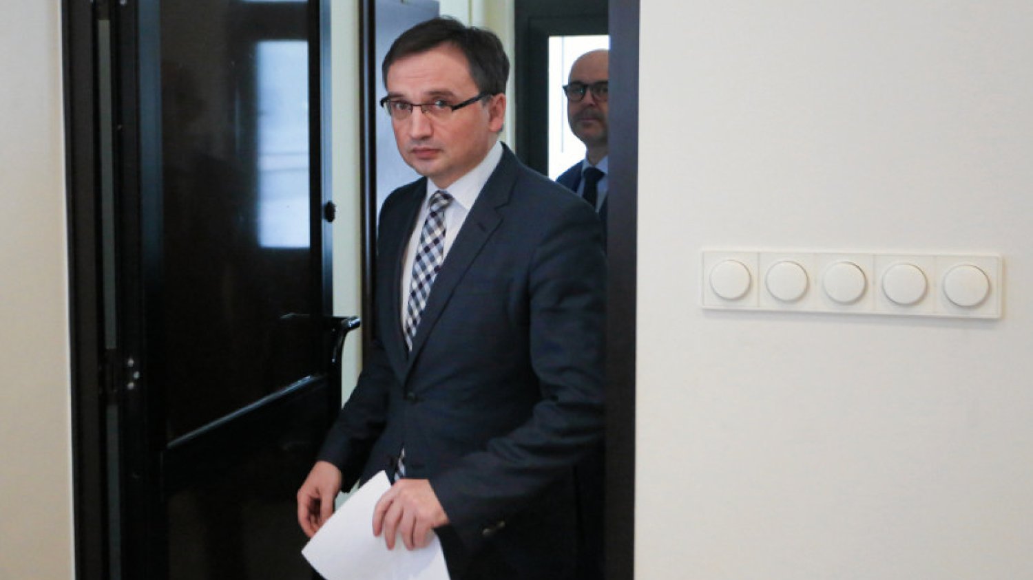 Zbigniew Ziobro – główny reformujący wymiar sprawiedliwości został przez jeden z tygodników przedstawiony jako prawnik znający zawodowe realia. Jednak czy tak rzeczywiście jest?