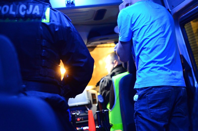 Policjant po pijanemu pobił kolegę, mężczyzna zmarł. (zdjęcie poglądowe)