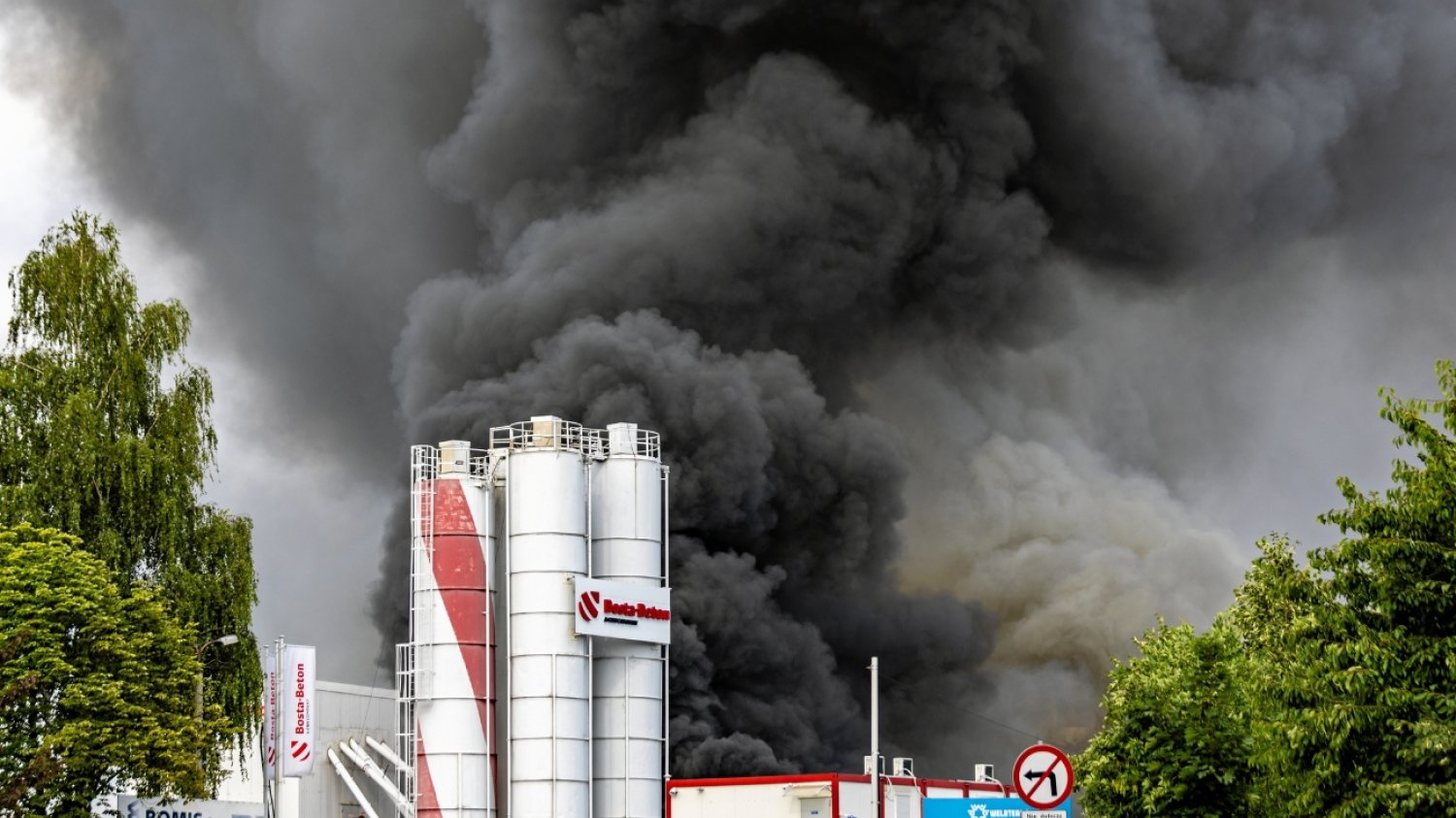 Pożar hali w Siemianowicach Śląskich.
