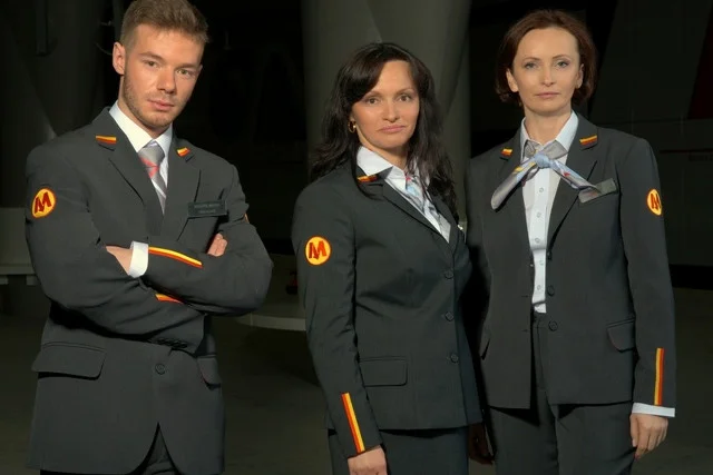 Nowe mundury pracowników metra. Zaprojektowała je sama Joanna Klimas.