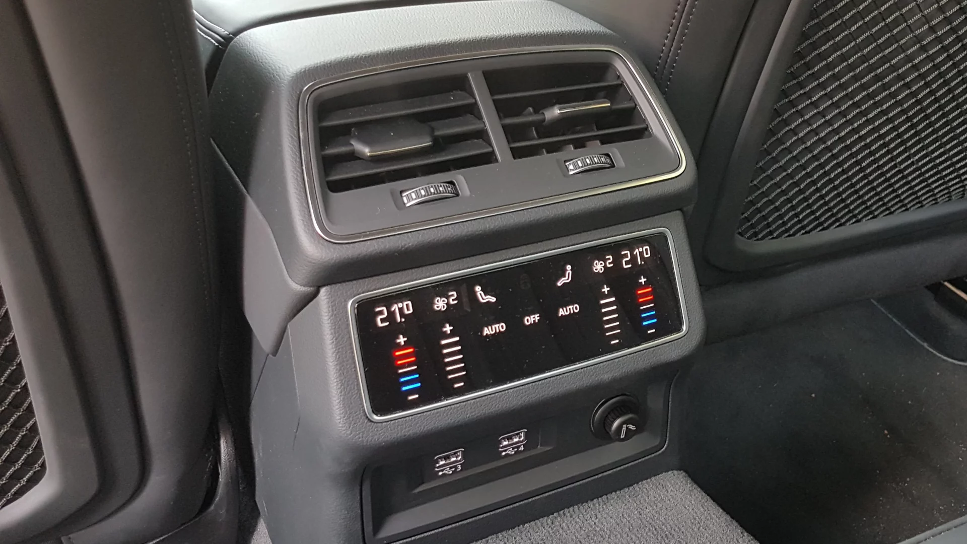Auto wyposażone jest w 4-strefową klimatyzację.