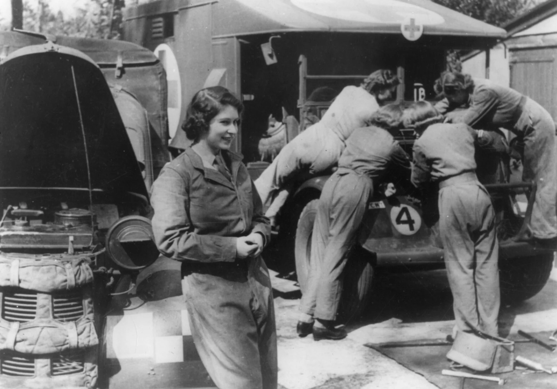 Elżbieta w stroju mechanika podczas służby w Auxiliary Territorial Service.