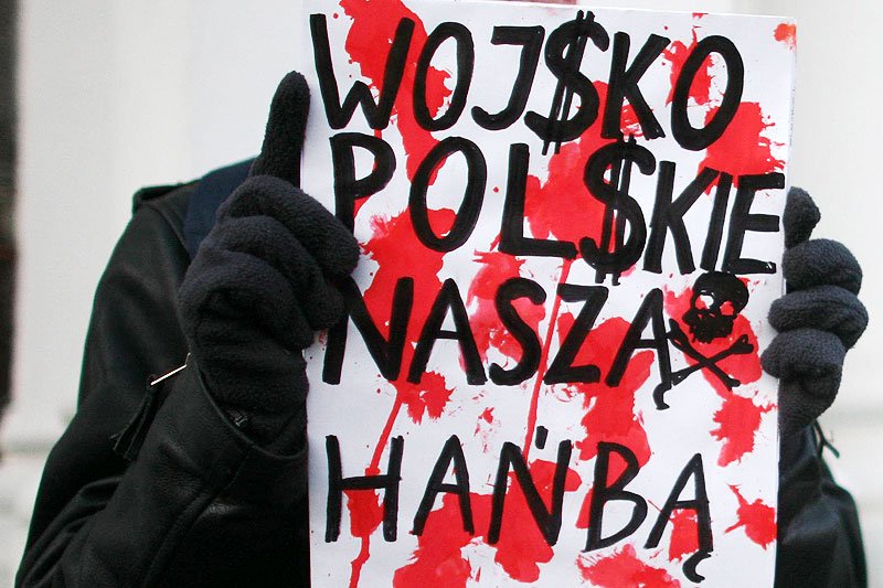 Pacyfiści demonstrują przed wykładem Radosława Sikorskiego na Uniwersytecie Warszawskim.