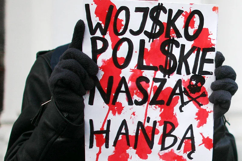 Pacyfiści demonstrują przed wykładem Radosława Sikorskiego na Uniwersytecie Warszawskim.