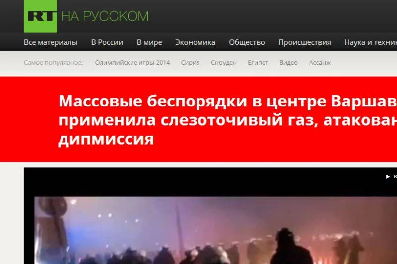 Stacja Russia Today o wydarzeniach z Warszawy donosi na czerwonym pasku.