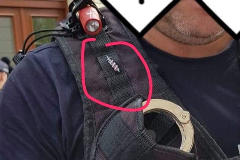 Policjant z Mieczykiem Chrobrego w Warszawie.