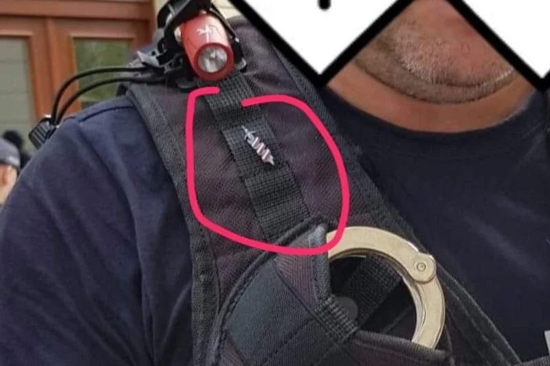 Policjant z Mieczykiem Chrobrego w Warszawie.