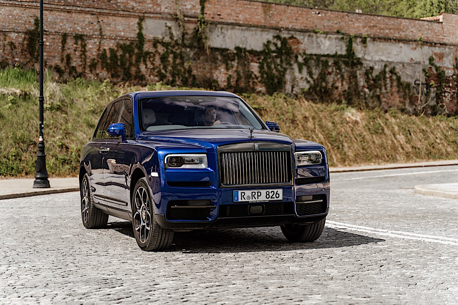 Rolls-Royce Cullinan Black Badge to nie jest samochód dla introwertyka. Rzuca się w oczy i kosztuje ponad 2 mln zł.