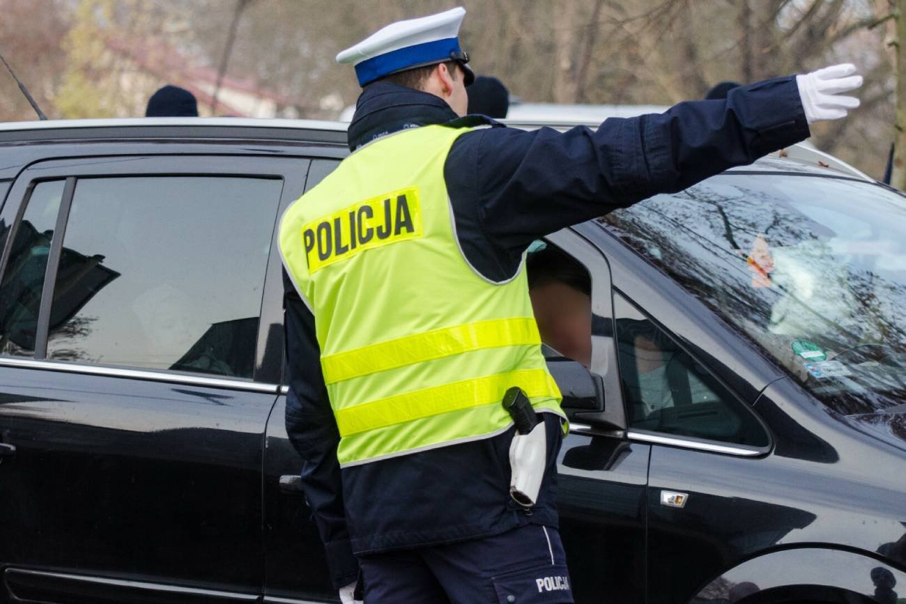 Dziecko w czasie zabawy połknęło bombkę. Matkę zatrzymała policja