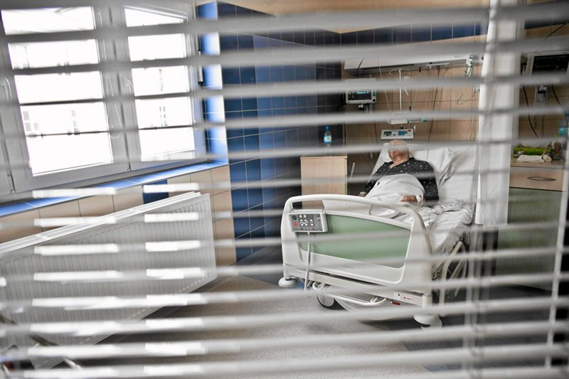 Pacjenci coraz częściej patrzą na ręce lekarzom przez oko kamery w telefonie.