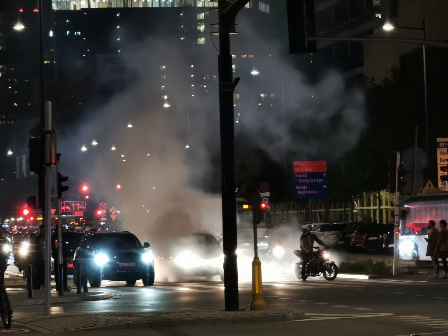 Do protestujących Warszawiaków dołączyli motocykliści.