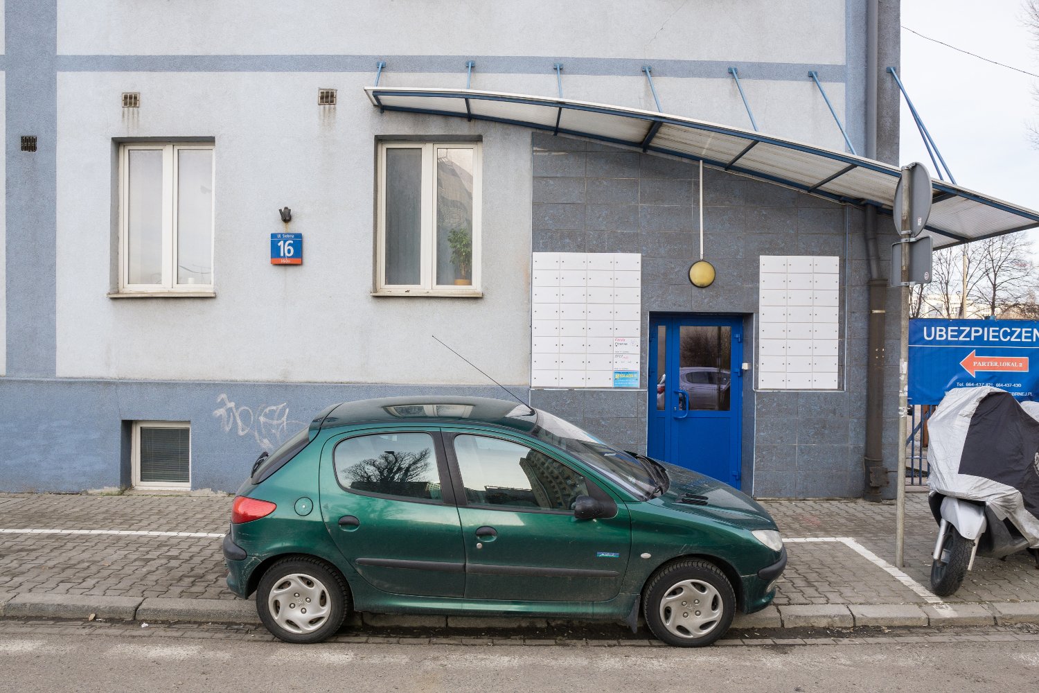 Tak wygląda główne wejście do nieruchomości, na terenie której Jarosław Kaczyński chce budowy dwóch bliźniaczych wież.