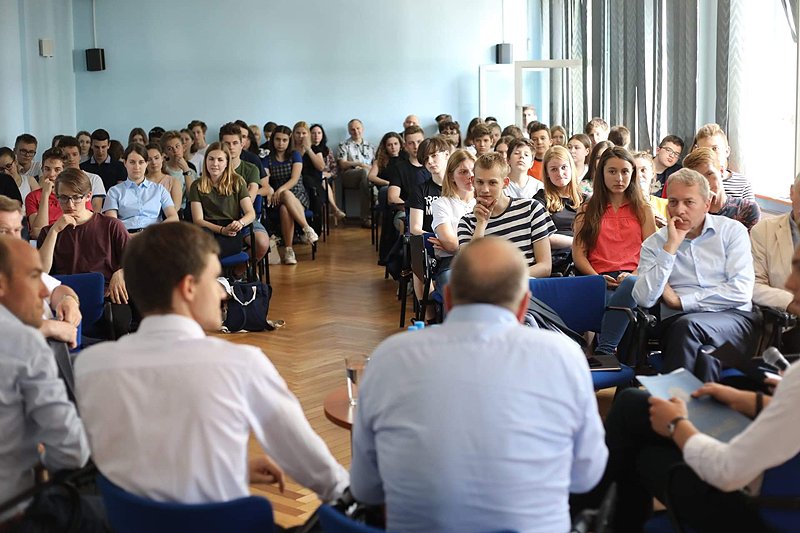 Politycy PO ruszyli w teren. Grzegorz Schetyna spotkał się z młodzieżą w Sosnowcu.