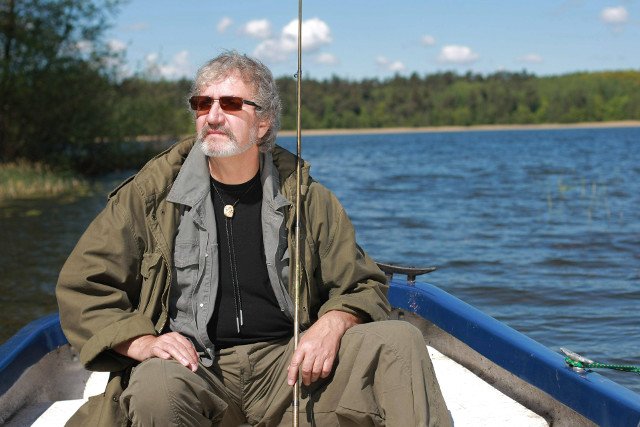 Krzysztof Daukszewicz nad swoim ulubionym jeziorem.
