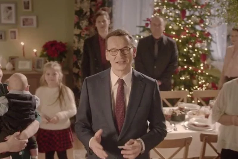 Premier Mateusz Morawiecki wystąpił w świątecznym nagraniu i złożył wszystkim życzenia.