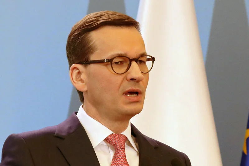 Mateusz Morawiecki podczas wizyty na Węgrzech nie zawsze wyglądał jak premier Polski. Można było odnieść wrażenie, że asystuje tylko posłowi Kaczyńskiemu.