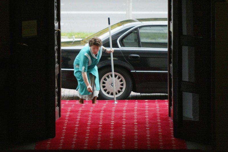 Zarabiają 3,5 tys., ale mają panią od sprzątania. Znak czasu, czy miejski szpan? "To podnosi mój prestiż"