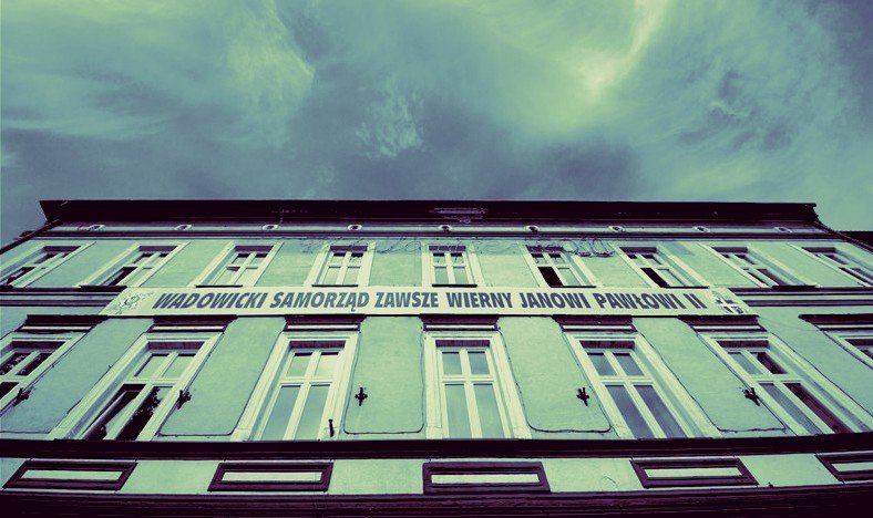 Budynek UM Wadowice przez wiele lat stanowił najbardziej widoczny (i być może jedyny) dowód przywiązania do nauczania Kościoła.