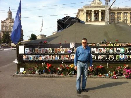 Niebiańska Sotnia to miejsce upamiętnienia ofiar Majdanu. Na pierwszym planie Andrzej Blikle