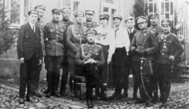 Adam Rudnicki (siedzi w środku) - przywódca zwycięskiego powstania sejneńskiego.