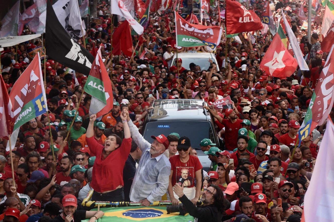 Były prezydent Luiz Inacio Lula da Silva i jego zwolennicy podczas wiecu w Recife.