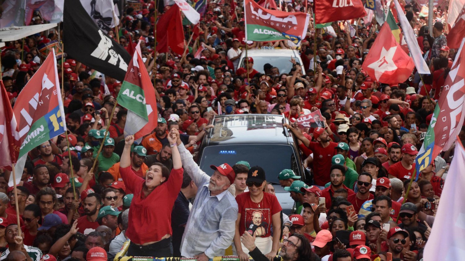 Były prezydent Luiz Inacio Lula da Silva i jego zwolennicy podczas wiecu w Recife.