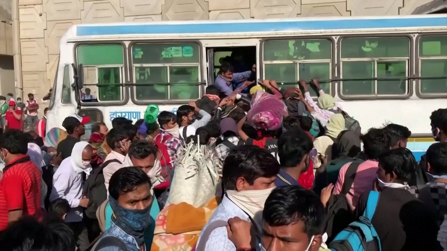 Tłumy ludzi na peronie autobusowym w Ghaziabad