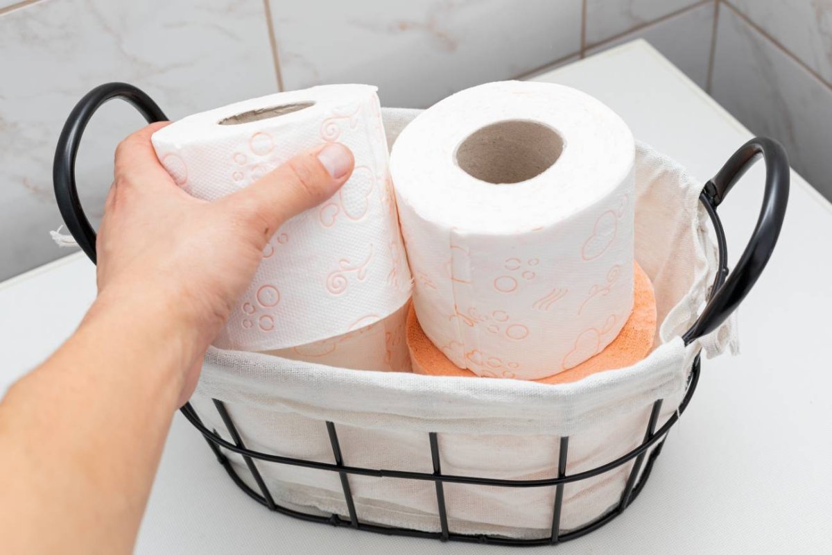 Czemu wkładam papier toaletowy do lodówki? To sposób, który stosuję zawsze