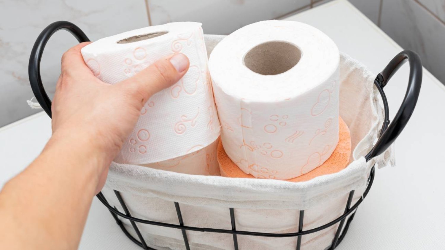 Papier toaletowy w lodówce. Trik na sprzątanie Papier toaletowy w lodówce. Trik na sprzątanie