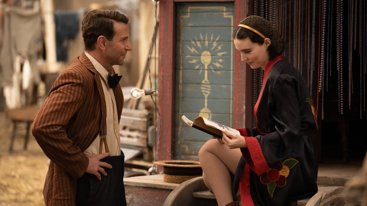Bradley Cooper i Rooney Mara na planie filmu "Zaułek koszmarów".