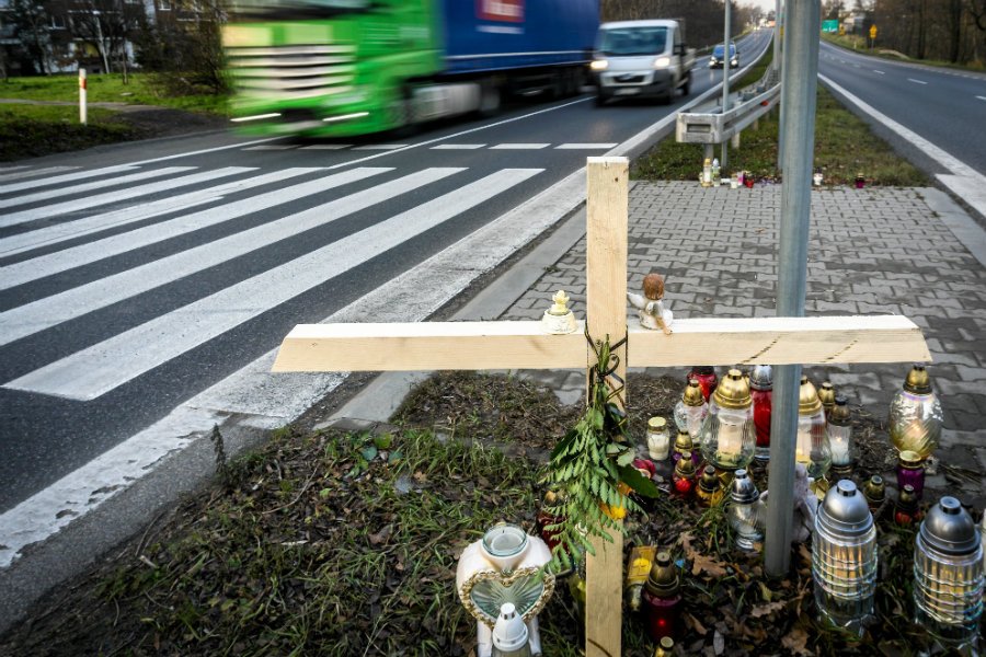 Polaków zapytano w sondażu, co myślą o tym, by piesi mieli pierwszeństwo jeszcze przed wejściem na przejście.
