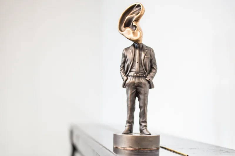 Punktem kulminacyjnym festiwalu jest gala wręczenia statuetki "Człowieka ze Złotym Uchem". Dotychczas statuetkę odebrało trzydziestu ośmiu krajowych i zagranicznych producentów (m.in. Brian Eno, Bob Geldof, Kasia Nosowska, czy Grzegorz Ciechowski)