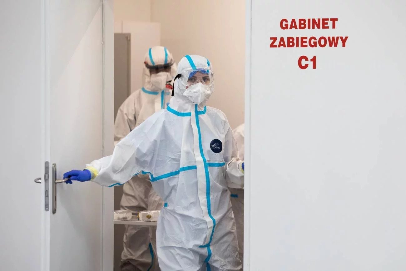 Jak długo potrwa jeszcze pandemia COVID-19? Wirusolog ma dla nas złe wieści.