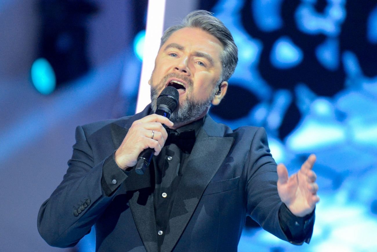 Kuba Badach na scenie.