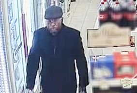 Poszukiwania sprawcy, który pobił starszego mężczyznę w sklepie na Mokotowie.