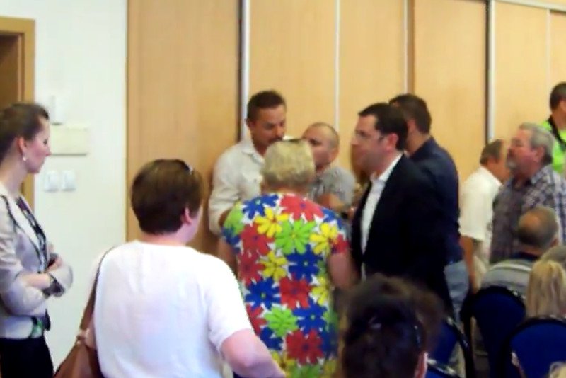 Podczas spotkania z Ryszardem Czarneckim jeden z uczestników dostał ataku epilepsji. Na sali słychać było europosła krzyczącego o prowokacji.