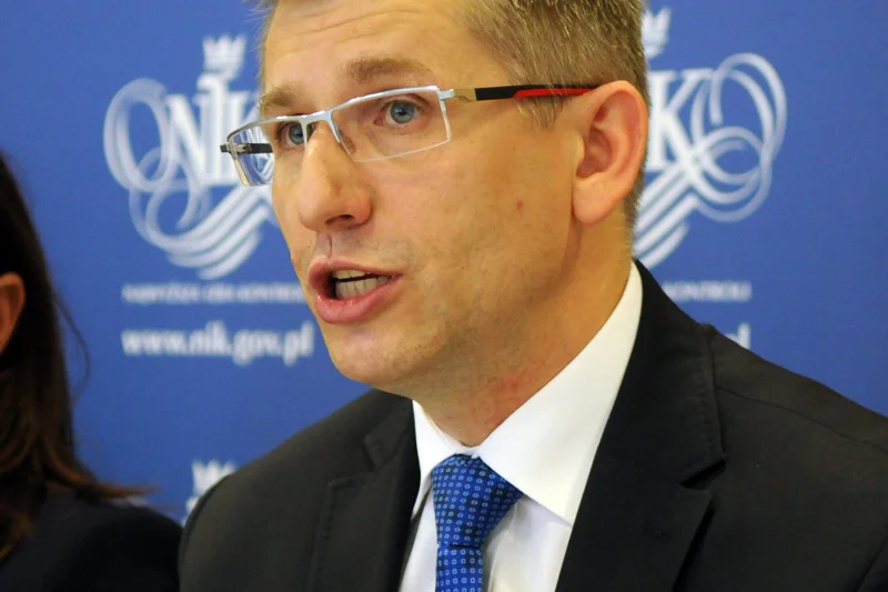 Prezes NIK Krzysztof Kwiatkowski usłyszał zarzuty nadużywania władzy i podżegania do nadużycia władzy przy postępowaniach konkursowych związanych z obsadą wysokich stanowisk w delegaturach NIK.