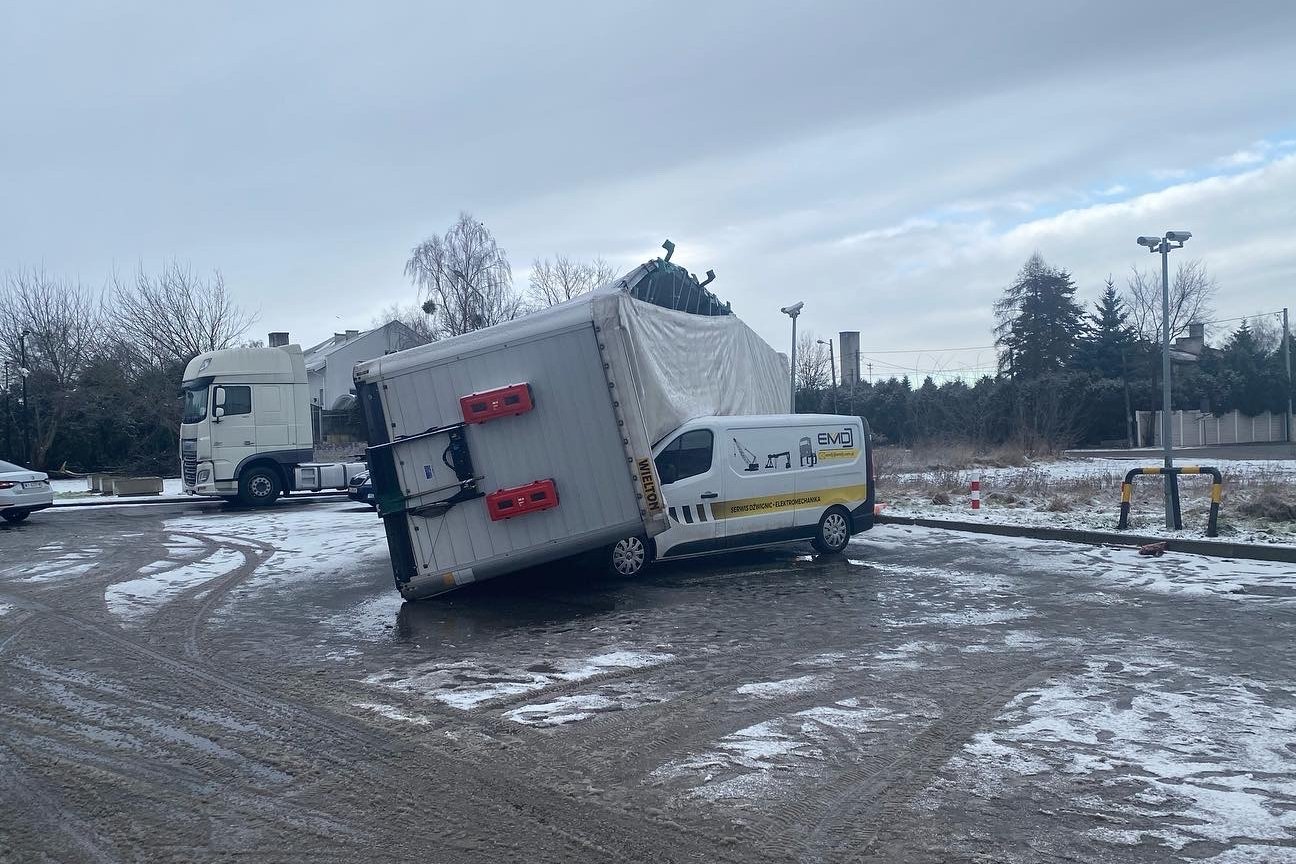 Skutki burzy, która przeszła przez Warszawę.