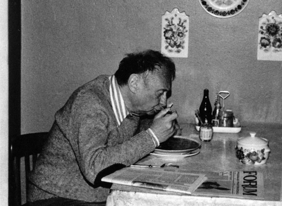 Stefan Kisielewski w warszawskim mieszkaniu przy alei Szucha